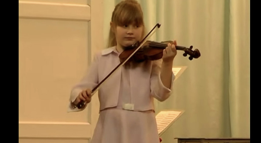 Mariia på en av sine første konserter i Ukraina, i en alder av 6–7 år