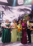 De fire prisvinnerne og Sumi Jo er i rekkefølge: Hanne Marit Mordal Iversen (gull), Fanny Valentin (sølv), Aitana Sanz (grand prize), Sumi Jo (jury) og Yuriy Yurchuk (bronse). 