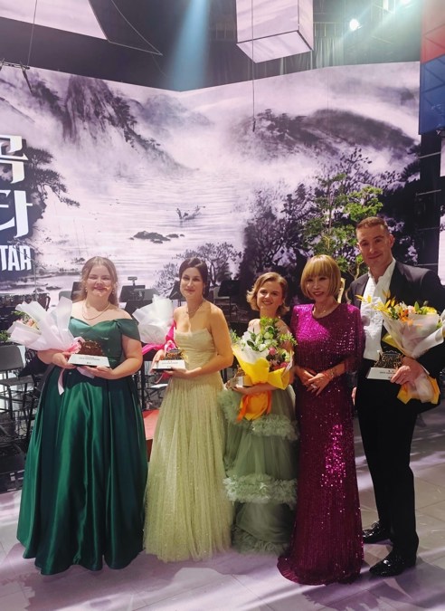 De fire prisvinnerne og Sumi Jo er i rekkefølge: Hanne Marit Mordal Iversen (gull), Fanny Valentin (sølv), Aitana Sanz (grand prize), Sumi Jo (jury) og Yuriy Yurchuk (bronse).