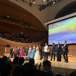 Deltakerne i finalen og to koreanske prisvinnere fra sponsorens egne sangkonkurranse. Fra venstre: programleder Jeong Jicheol, Jamon Maple, Artavazd Sargsyan, Elgan Llŷr Thomas, Toshiaki Murakami, Mark Bautista, Aitana Sanz, Sophie Gordeladze, dirigent Youngsun Choi, Samantha Hargreaves, Hanne Marit Mordal Iversen, Fanny Valentin, Sangmin Park, Zihao Li, Daehoon Lee, Paweł Muranty og Yuriy Yurchuk. 