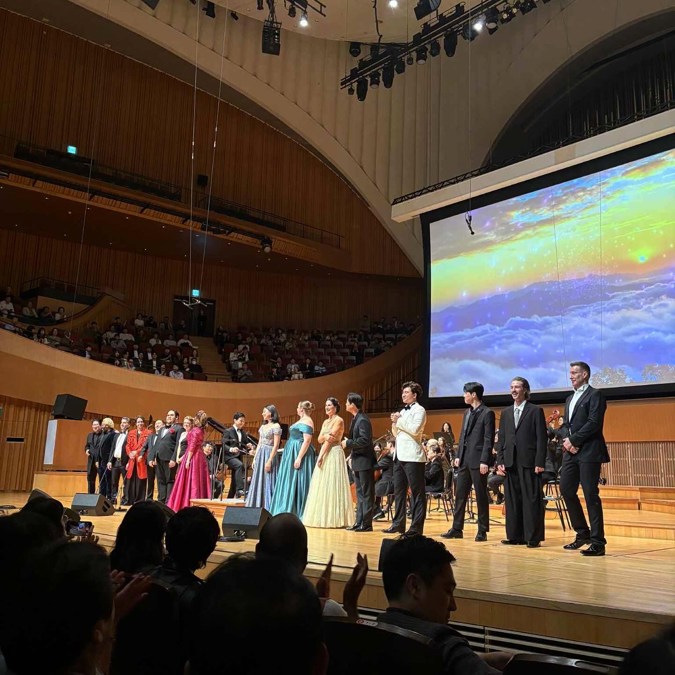 Deltakerne i finalen og to koreanske prisvinnere fra sponsorens egne sangkonkurranse. Fra venstre: programleder Jeong Jicheol, Jamon Maple, Artavazd Sargsyan, Elgan Llŷr Thomas, Toshiaki Murakami, Mark Bautista, Aitana Sanz, Sophie Gordeladze, dirigent Youngsun Choi, Samantha Hargreaves, Hanne Marit Mordal Iversen, Fanny Valentin, Sangmin Park, Zihao Li, Daehoon Lee, Paweł Muranty og Yuriy Yurchuk.