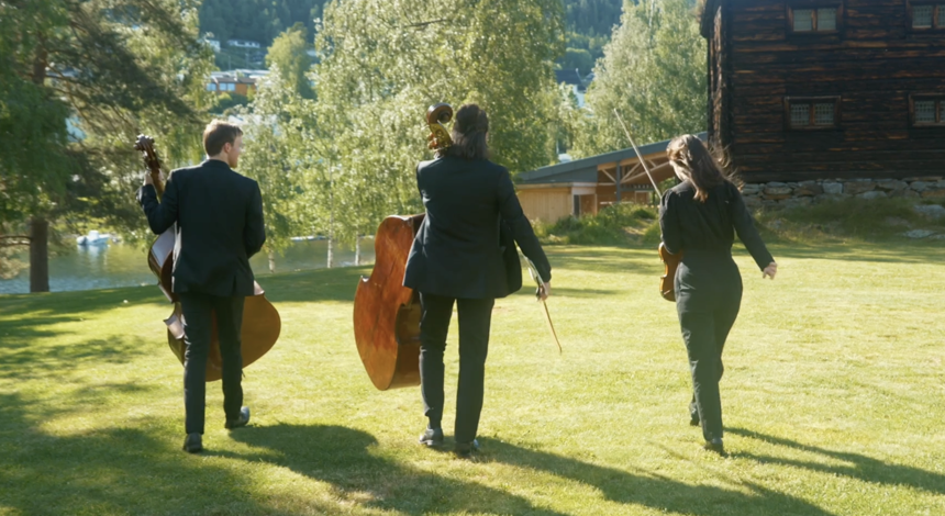 Utsnitt video | Valdres folkemuseum | musikere utendørs