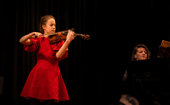 Frida spilte Sarasate’s «Introduksjon og tarantella» med Natallia Papova ved klaveret.